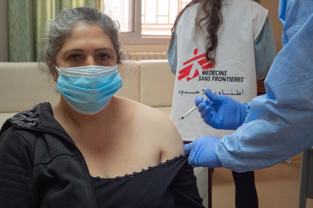 Hulpverlener verpleeghuis Libanon krijgt corona vaccin | Artsen zonder Grenzen