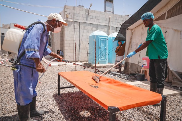 Bedden uit een van onze behandelcentra worden gedesinfecteerd om de verspreiding van cholera tegen te gaan. Aden, Jemen.