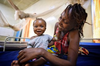 Ramatu Kamara en haar kindje in het ziekenhuis in Magburaka, Sierra Leone, dat ondersteund wordt door onze teams. © Mohammed Sanabani/MSF