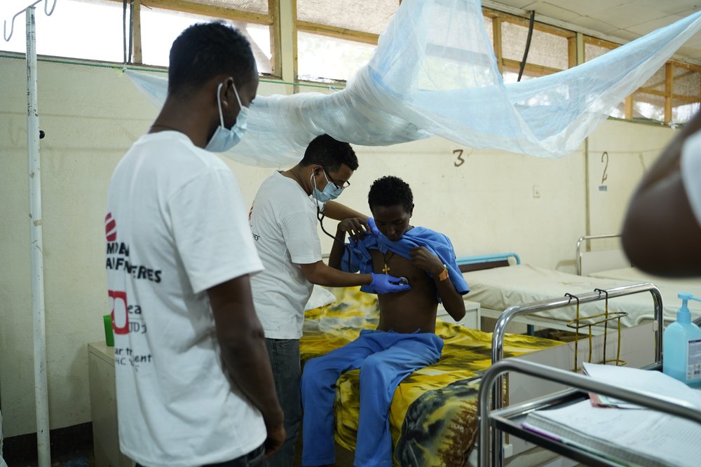 Hulpverleners checken Mekuanent, een kala azar patiënt, tijdens de ochtendronde in het Artsen zonder Grenzen gezondheidscentrum in Abdurafi.