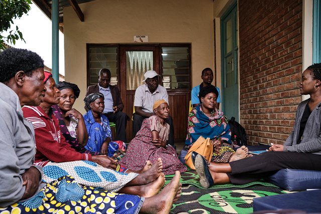 Nancy Namakhuwa, onze gezondheidsvoorlichter, tijdens een groepssessie voor patiënten die een palliatieve behandeling ondergaan. ©DIEGO MENJIBAR