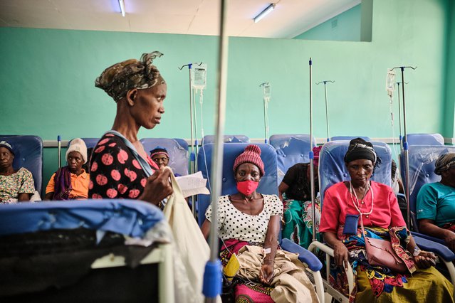 Patiënten ondergaan chemotherapie in het Koningin Elizabeth-ziekenhuis in Blantyre, Malawi. ©DIEGO MENJIBAR