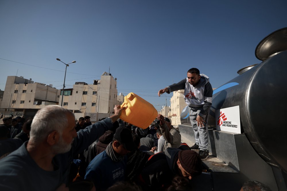 Youssef Al-Khishawi, medewerker water en sanitaire voorzieningen, overziet de waterdistributie voor mensen op de vlucht. Gaza, 20 januari 2024