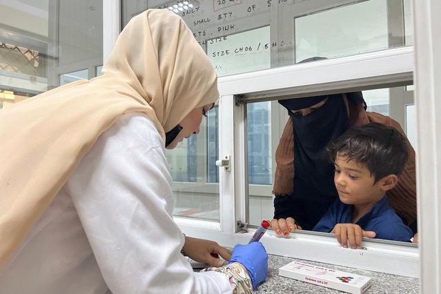 Onze apotheker Narges Naderi bekijkt een recept. In het ziekenhuis van Mazar-i-Sharif hebben we een speciale ‘kinderapotheek’. © Janine Saad/MSF