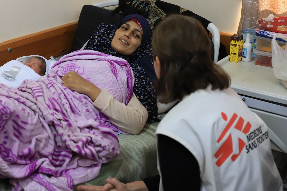 Suad is net bevallen van een gezond kindje in het Nasser-ziekenhuis in Zuid-Gaza. Gaza, 23 juni 2024. © Mariam Abu Dagga/MSF