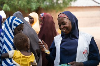 Onze teams reizen door Nigeria om het ‘Tom Brown’-recept te delen. Een recept voor een voedzame pap. Nigeria, 31 januari 2024. © Georg Gassauer/MSF