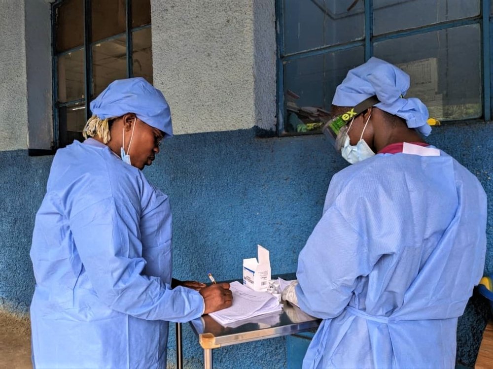 Twee medewerkers monitoren de verspreiding van mpox in het Budjala ziekenhuis