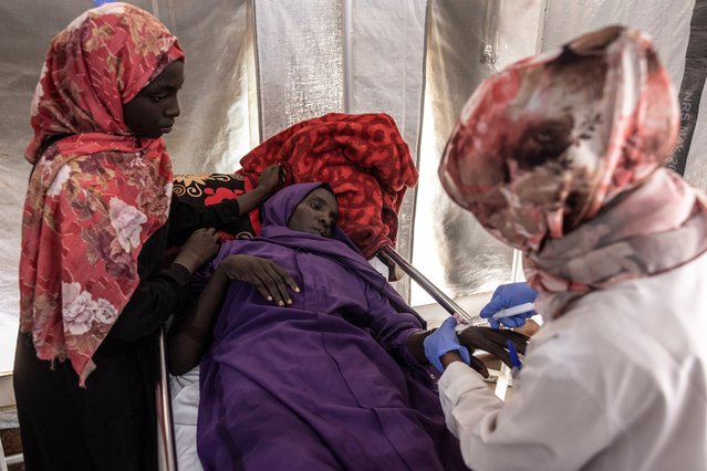 Op de eerste hulp krijgt Amna medicatie toegediend. De 35-jarige vrouw heeft koorts en een ontsteking aan de maag- en darmwand. Tsjaad, 8 augustus 202