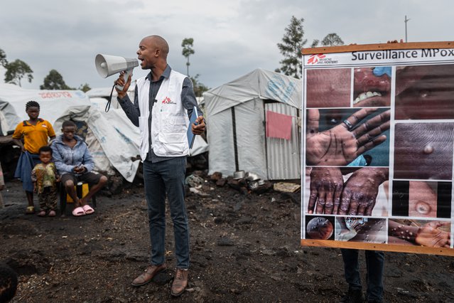 Gezondheidsvoorlichter Aristote Saidi Wanyama gaat ook met een grote poster en megafoon rond om informatie te geven over het voorkomen van mpox.