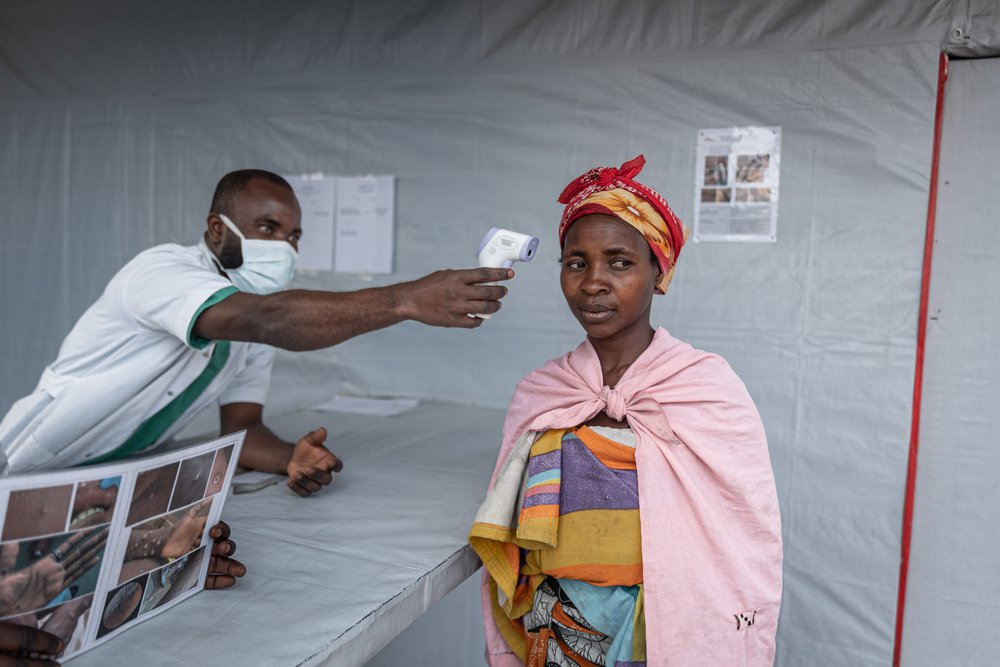 Bij de ingangen van vluchtelingenkampen wordt de temperatuur gemeten om mpox op te sporen. DR Congo, 28 augustus 2024. © Michel Lunanga