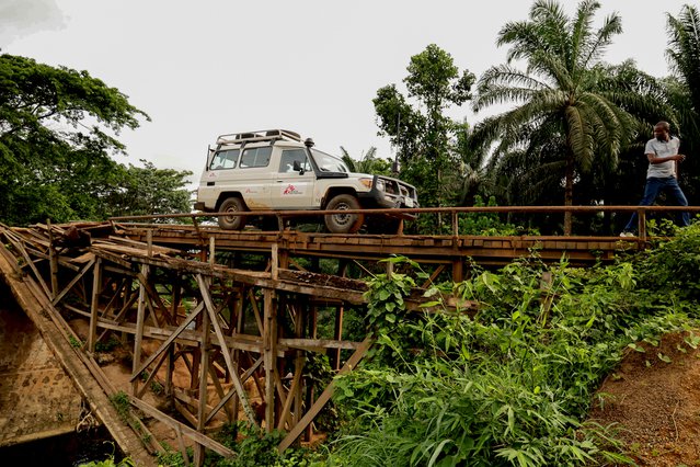 Deze houten brug vervangt een ingestorte betonnen brug. Maar de brug is oud: de auto moet er overheen rijden zonder passagiers. © Abba Adamu Musa