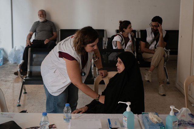 Maryam krijgt medische hulp in Azarieh, een schuilplaats in Beirut. Libanon, 11 oktober 2024. ©Antoni Lallican/Hans Lucas