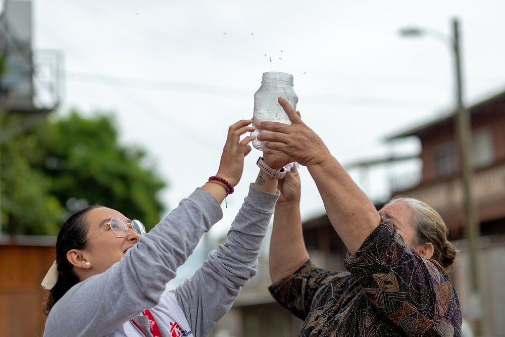 Teresa Arteaga en Lorena Rodriguez laten Wolbachia-dragende muggen vrij. © Martín Cálix/MSF