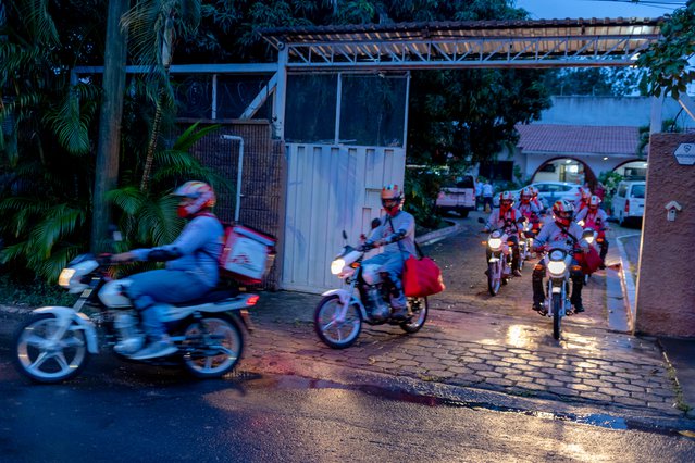 De teams reizen per motor door El Manchén om de muggen vrij te laten. © Martín Cálix/MSF