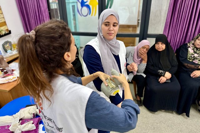 Onze verpleegkundige en vertaler geven een EHBO-training in Nur Shams, Tulkarm, Westelijke Jordaanoever. © Oday Alshobaki/MSF