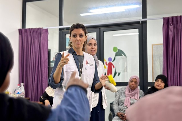 ‘Hoe meer mensen we trainen, hoe beter en veiliger het voor iedereen is,’ zegt onze verpleegkundige Laura Guardiola. © Oday Alshobaki/MSF