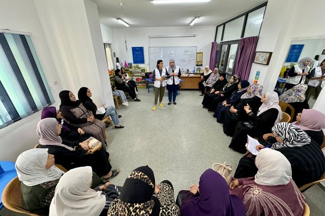 Twintig vrouwen uit Nur Shams volgen de EHBO-training. © Oday Alshobaki/MSF