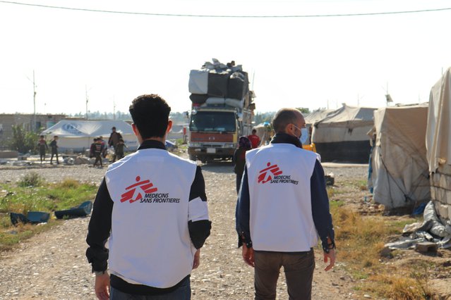artsen zonder grenzen hulpverleners zien trucks in Laylan vluchtelingenkamp irak