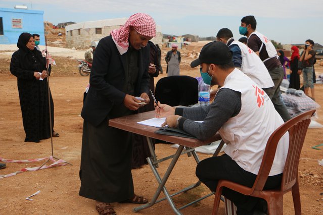 man komt voor winterhulppakketten artsen zonder grenzen syrie