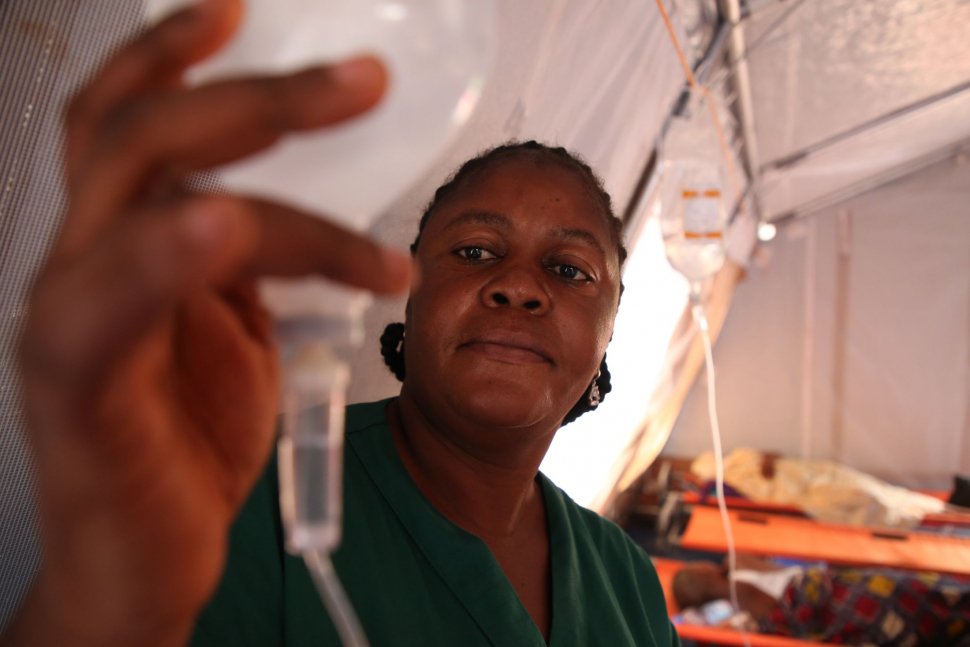 Verpleegkundige Ernestine Viokolo in het cholerabehandelcentrum in Camp Luka