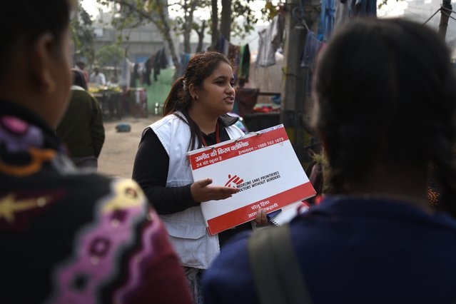 Medewerker Artsen zonder Grenzen geeft voorlichting in India