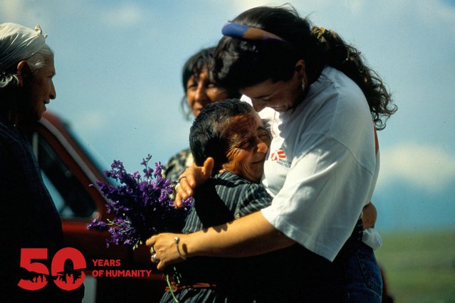 Een dikke knuffel voor onze hulpverlener in Armenië. Foto uit 1995.