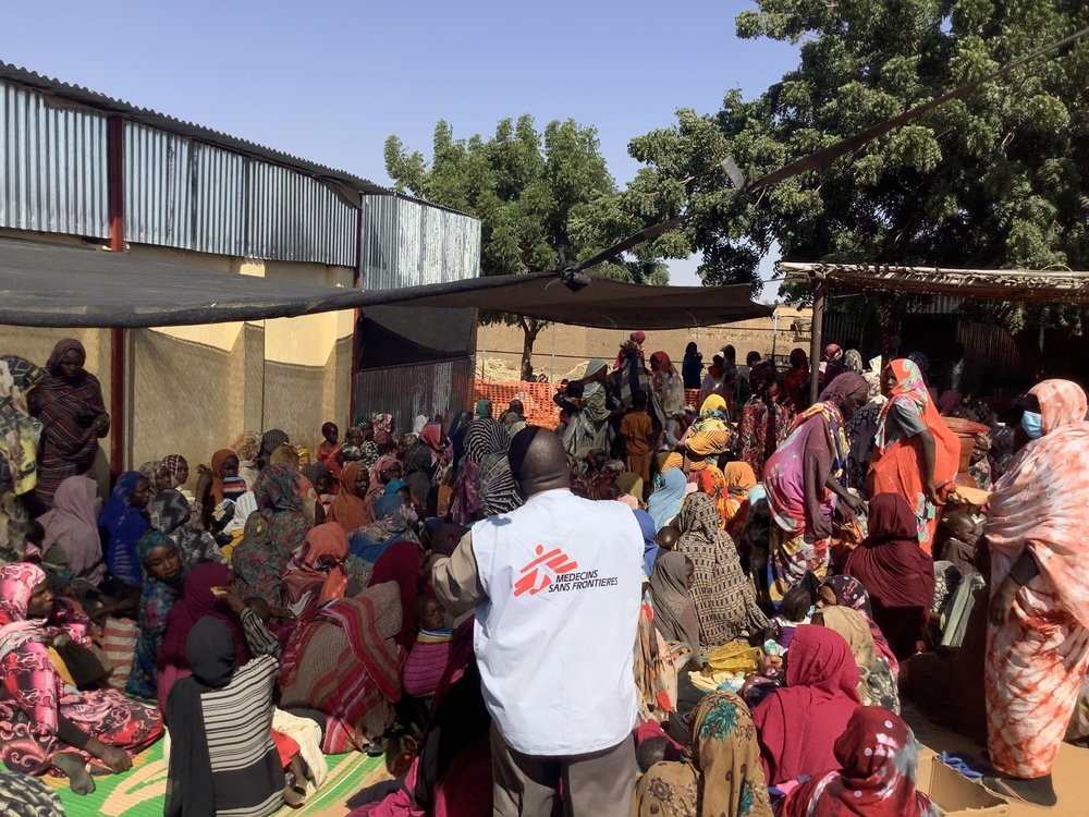 Moeders en kinderen wachten voor een kliniek van Artsen zonder Grenzen in Darfur, Soedan