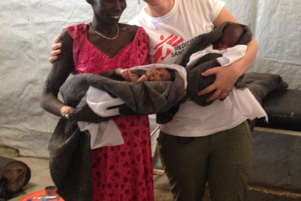 Tweeling geboren in kraamkliniek Artsen zonder Grenzen in Zuid-Sudan.